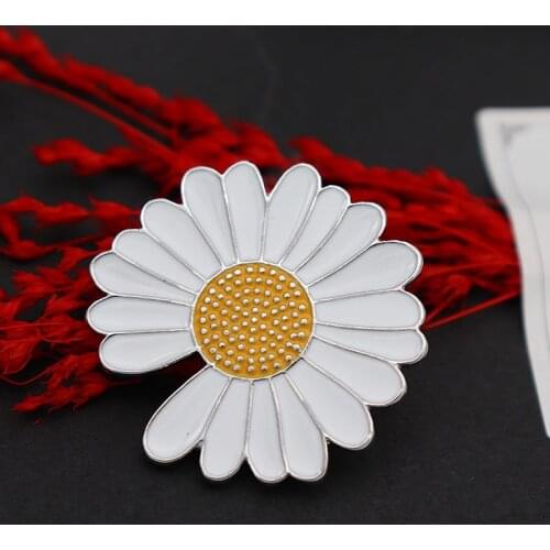 Cute White Daisy Flower Brooches for Girl Women Fashion Shirt Collar Denim Backpack Lapel Button Badge Enamel Pin Jewelry Gift