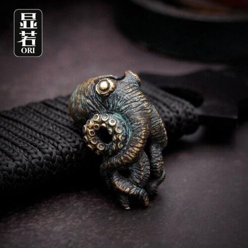 Appearance of the old ruler octopus cthuluo knife pendant bronze hand carved umbrella rope pendant DIY creative gift EDC