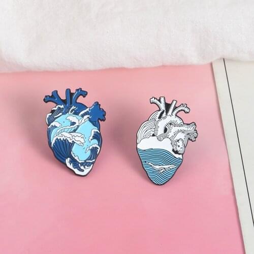 Roaring wave Heart Pins Creative Blue Sea whale Ocean Animal enamel lapel Pins Brooches Organ Anatomy Badges Denim Shirt Jewelry