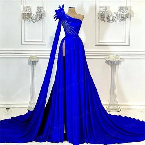 Robes Royal Blue Evening Dresses Arbiac One Shoulder Beaded Feather Prom Gown High Side Split Satin Long Party Celebrity Gown