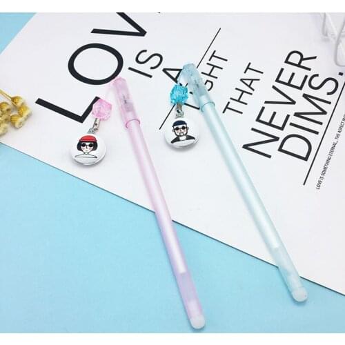2PC Comic Series Simple Pendant Gel Pen Students Black Signature Este Asesino No Es Demasiado Frio Ce Tueur N'est Pas Trop Froid