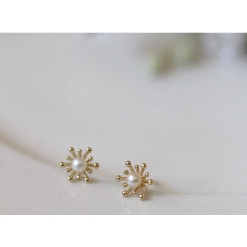 Binmonray 925 Sterling Silver Inlaid Pearl Flower Stamen Stud Earrings for Women Elegant Temperament Light Luxury Jewelry Gift