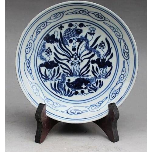 Exquisito chino hecho a mano arcaismo azul y blanco Placa de porcelana pintada con diseños de peces