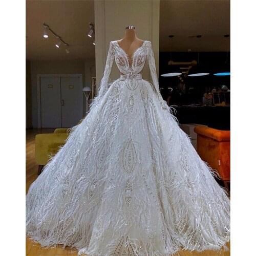 Luxury Long Sleeves Bridal Gown With Feathers Vintage Lace Appliqued Beaded Saudi Arabis Dubai Plus Size Wedding Dresses