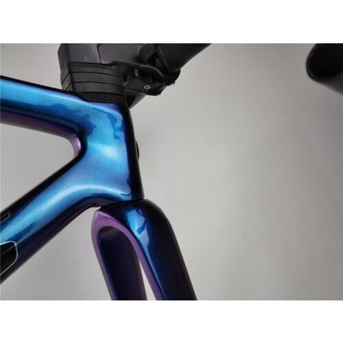 2021 latest ultralight carbon frame blue chameleon coating Fit both DI2 and mechanical group thread BSA 700C carbon bike Frames