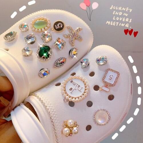 Luxury Croc Charms Vintage Rivet DIY Shoes Decorations Metal Pearl Chain for Croc Designer Fashion Clogs Shoe Buckle Punk Style