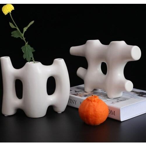 Creative Whiite Abnormity Vase Filler Ceramic Abstract Figurine Table Shelf Ornaments Personalized Flower Vases Moder Home Decor