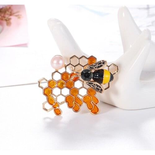 Trendy Breast Pin Honeybee Brooch for Women Gold Color Rhinestone Bee Brooch Coat Cute Garments Lady Gifts Fashion Jewelry