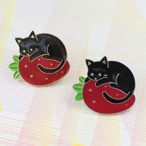 Punk Beautiful Darkness Starry Sky Magic Enamel Pin Cute Animals Sleepy Creative Strawberry Cat Brooch Badge Gift for Friends
