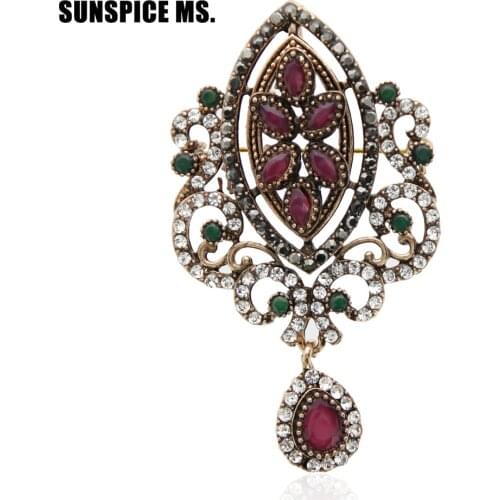 Noble Dignity Turkish Women Hollow Flower Vintage Brooch Pins Antique Gold Color Resin Jewelry Overlapping Circles Indian Bijoux