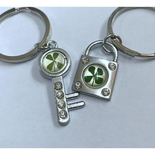 Free shipping yqtdmy 12 pcs vogue real four leaf clover cool key style keychain