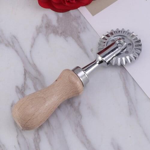 Stainless Steel Biscuit Mold Cookie Cutter Lace-Up Embossed Baking Tool Dessert Pastry Mold With Wooden Handle (Wheel Shape)
