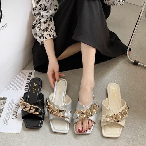 Fashion slippers for women wearing soft leather sandals with metal chain, square head and flat bottom