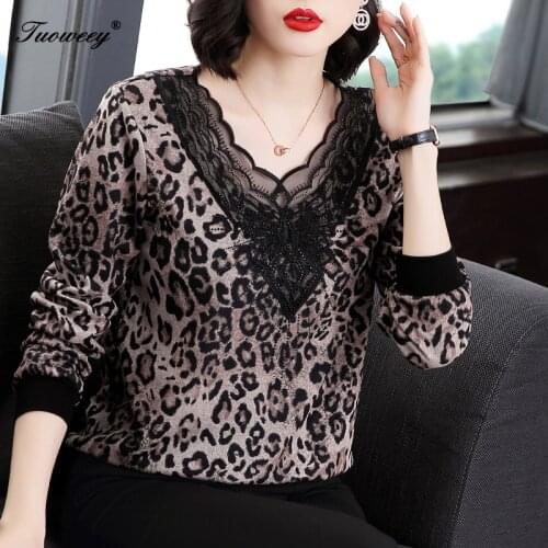 Middle-aged mother han edition installs a v-neck long-sleeve fashion leopard print grid letters loose thin brim inside take rend