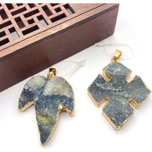 Natural Stone Maple Leaf Pendant Black Electroplating Process DIY Pendant Necklace Earrings Accessories Designer Charms 31x40mm