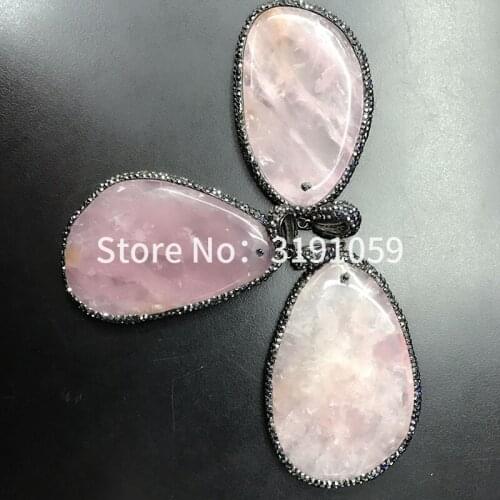 The round natural powdery crystal pendant has a bright and attractive color, and the womens favorite jewelry is made of five ab