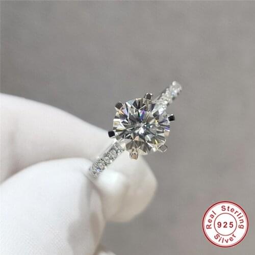 Geoki Luxury 925 Sterling Silver 1 Ct Passed Diamond Test Perfect Cut D Color VVS1 Moissanite Round Crown Wedding Ring for Women