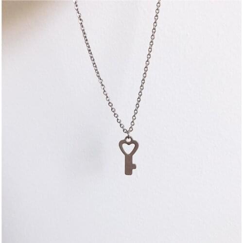 Fashion Design Stainless Steel Mini Love Shape Key Pendant Necklace Sweet Romantic Womens Necklace Jewelry Valentines Day Gift