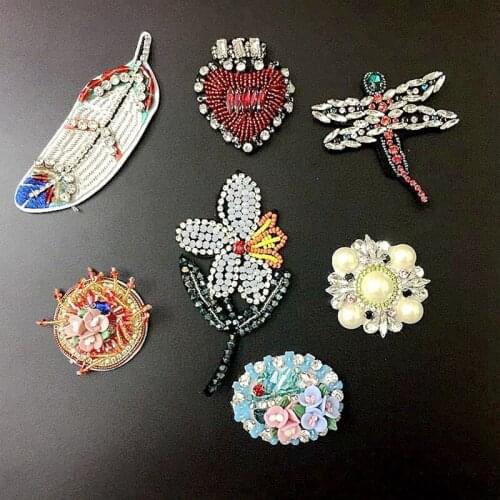 3D Rhinestones Leaves Feather Embroidered Patch Sew on Flower Heart Love Crystal Applique For Jeans Clothing Decorations
