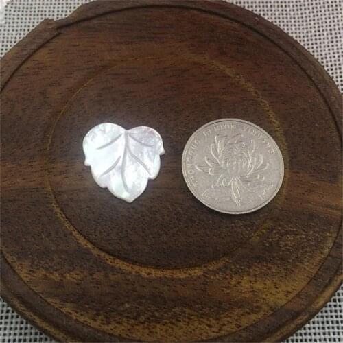 200PCS Wholesale white butterfly shell leaf-shaped hand-carved natural shell flower accessories diy brooch accessories