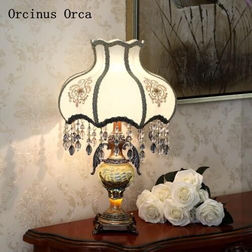 High grade retro resin painted desk lamp living room study bedroom European luxury LED decorative desk lamp