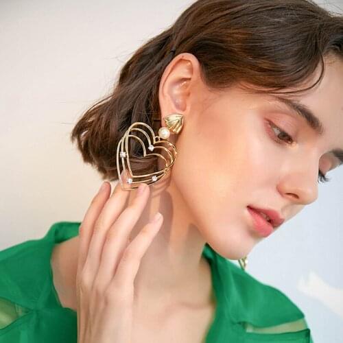 New Korea Heart Stud Earrings for Women Vintage Earring Charms Jewelry 2020 Pearl Brincos Female Hollow Heart Pendant Earring