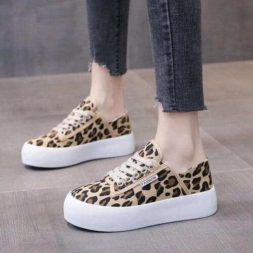 Summer New Thick Soled Canvas Womens Shoes Breathable White Sneakers Leisure Baotou Canvas Shoes