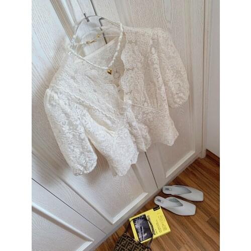 Niche early Designer autumn 20 new Korean girl elegant feminine embroidered lace V-neck top