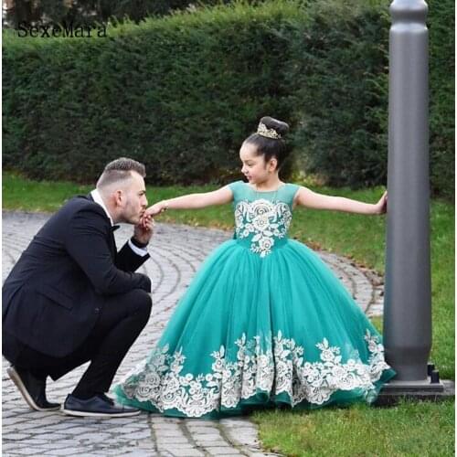 Vintage Lovely Flower Girl Dress Lace Appliques Bow Backless Custom Made Puffy Tulle Kids Pageant Gowns
