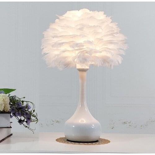 Modern White Feather Desk Lamp Bedroom Bedside Light Nordic Ins Girl Warm Romantic Minimalist Resin Desk Lamps