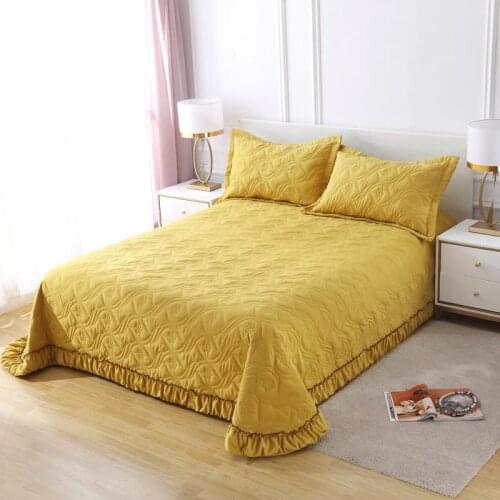 The Hand-stitched bed with decorative quilted quilt, oversized and super soft bed blanket for the bedroom