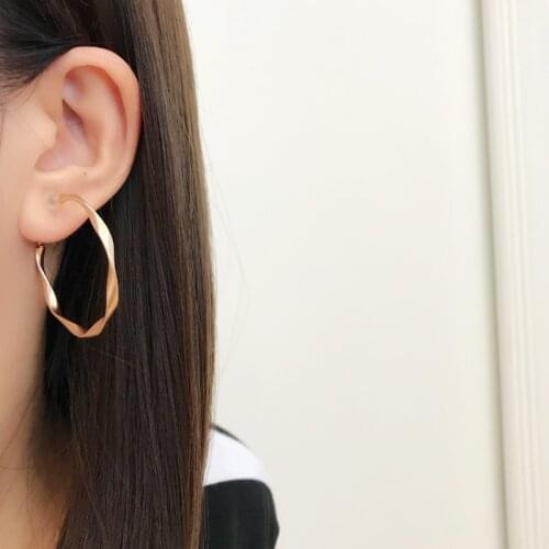 Euro-American Style Exaggerated Premium Texture Type C Earrings Minority Geometry Design Sense Stud Earrings All-matching