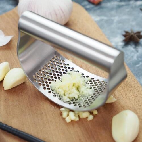 1 piece of multifunctional garlic press Stainless steel arc manual garlic press Creative garlic masher Kitchen tool gadget