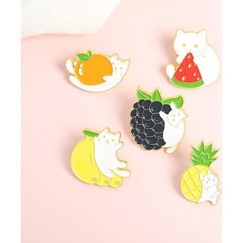 2021 New Cartoon Fruit Cat Brooch Cartoon Grape Cat Creative Cute Fruit Brooch Lovely Food Flap & Jewelry Gift Badge Wholesale
