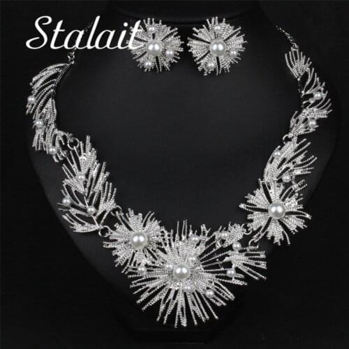 Vintage Sea Urchin Shape Inlay Fresh Pearl Metal Bridal Necklace Earrings Set Fashion Lady Party Wedding Jewelry