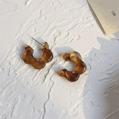 AOMU Trendy Vintage Brown White Acrylic C-shaped Flower Earrings Simple Temperament Transparent Stud Earrings for Women Jewelry