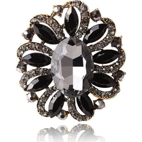 Korean fashion personality Crystal Glass Brooch and brooch womens clothing accessories