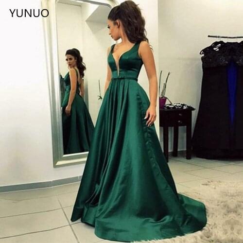 YUNUO A-line Prom Dresses V-Neck Satin Backless Long Formal Evening Gowns Simple Special Occasion Party Dress Emerald Green