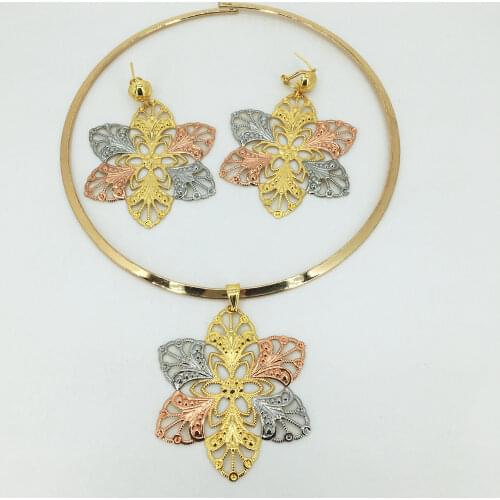 The new wholesale fashion jewellery set is brighter dubai gold jewellery for womens anniversary parties and birthday trips