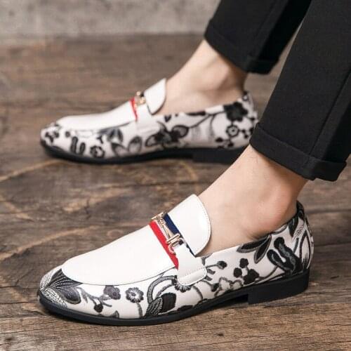 New 2021 Luxury Fashion Groom Flower Pattern Wedding Shoes For Men Casual Loafers Business Formal Dress Footwear Zapatos Hombre