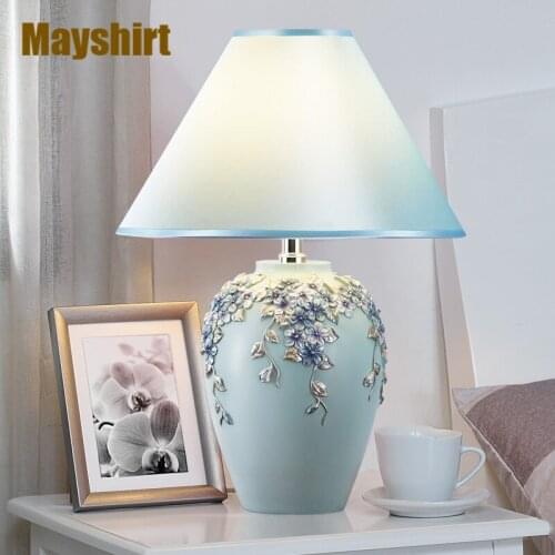 Modern Resin Flower Led Table Lamps for Bedroom Nordic Home Deco Living Room Bedside Desk Lamp Art Deco Girl Room Light Fixtures