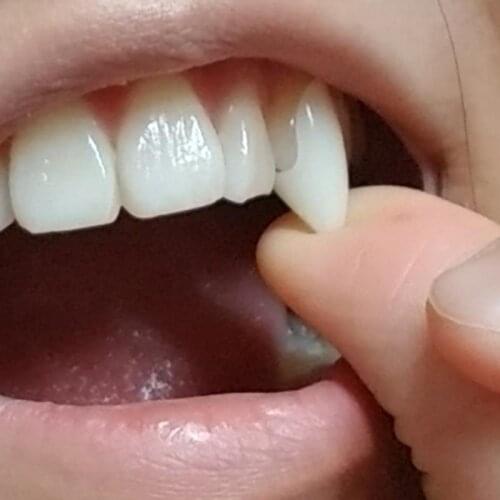 New Halloween vampire teeth eco-friendly resin pair of 1.9 cm vampire fangs zombie dentures yellowish tiger braces masquerade