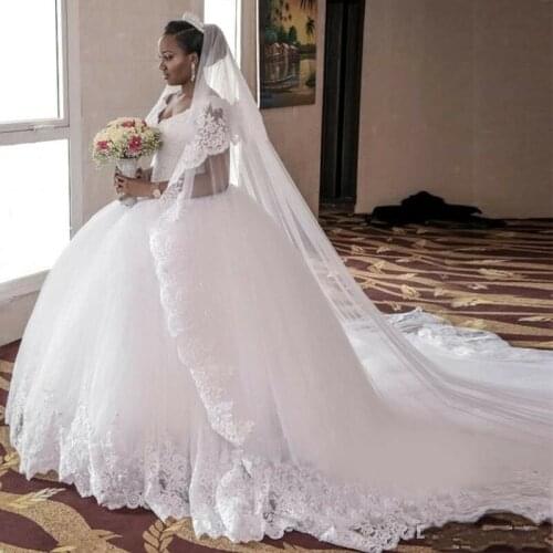 Fashion African Ball Gown Wedding Dress V-neck Sleeveless Lace Appliqued Bridal Gown