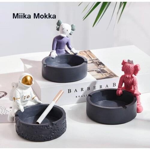 Creative Resin Astronaut Ashtray Home Personality Office Living Room Bedroom 4 Tobacco Square Ashtray Holder Portable Gadgets