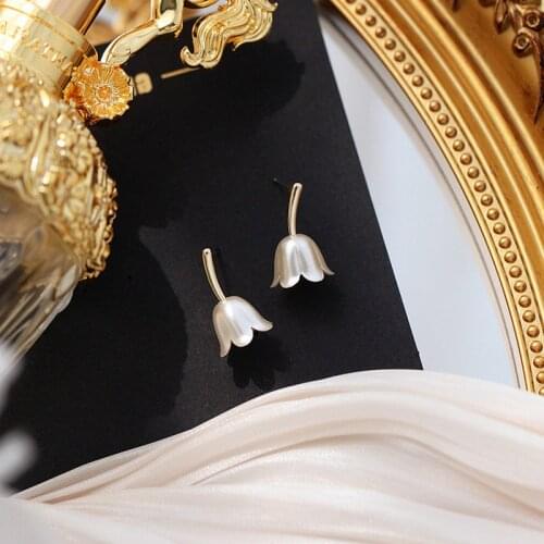 2021 French Retro Chic Elegant Small Fresh and Simple Design White Flower Earrings for Women Wedding Jewerly Gifts