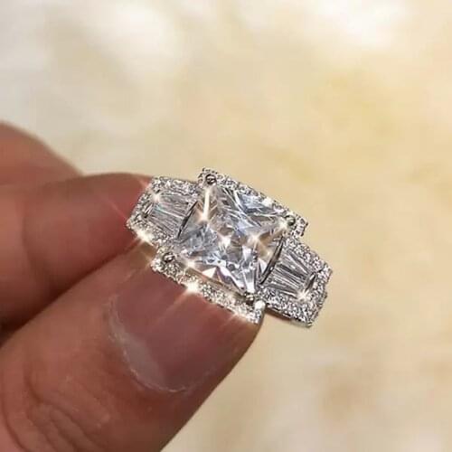 Huitan New Trendy Proposal Engagement Rings for Lover Brilliant Cubic Zirconia Modern Ring High Quality Womens Trendy Jewelry