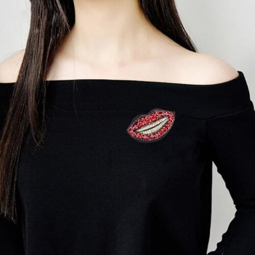 High Quality Fashion Design Shining Crystal Rhinestone Pave Embroid Girls Favors Red Lips Sexy Mouth Brooch Pin Dress Accessory