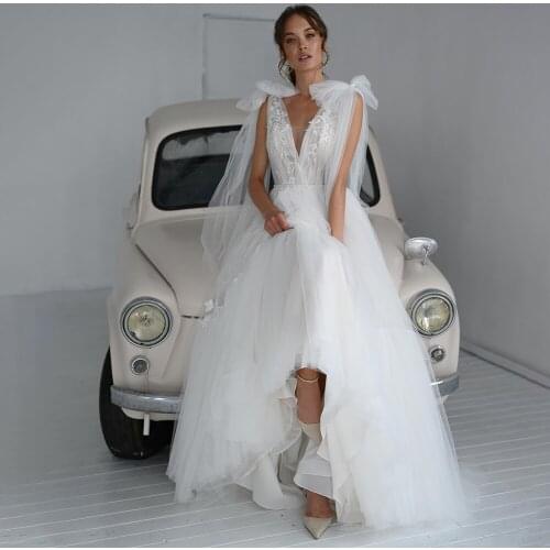 Princess V-Neck Appliqued Beach Wedding Gowns Tiered Tulle Open Back Bridal Dresses Short Train Sleeveless Vestido De Noiva