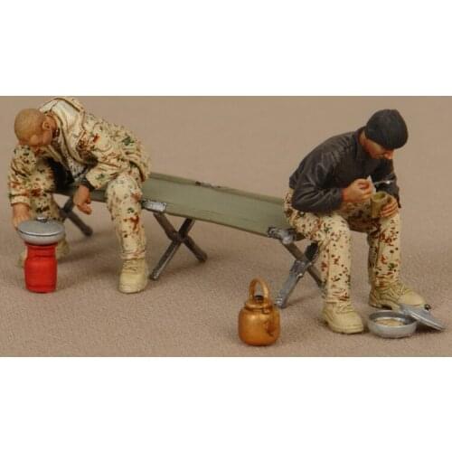 1/35 resin soldier model WWII camp dining soldier model handmade 694