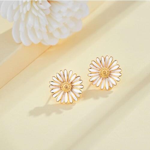 Korean Version of The New S925 Needle Small Daisy Earrings Trendy Simple and Small New Flower Earrings Female Earrings Wholesale